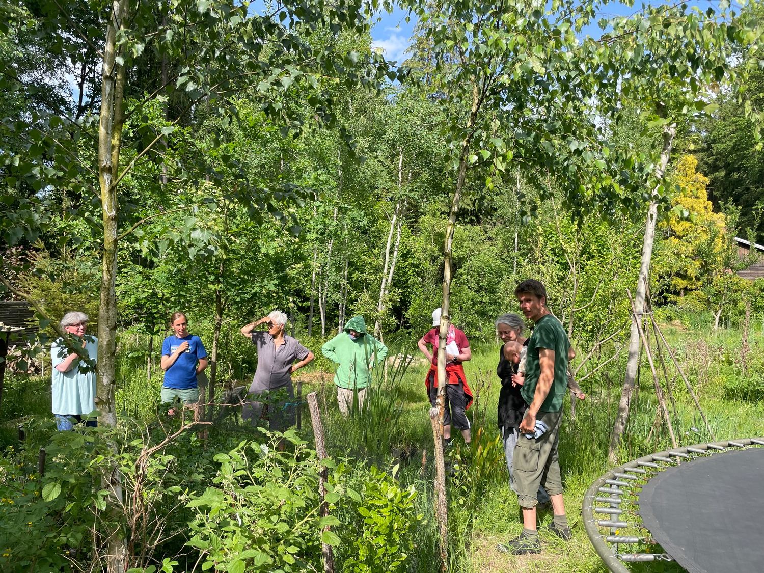 Eine Gruppe bei einem Rundgang durch den Waldgarten