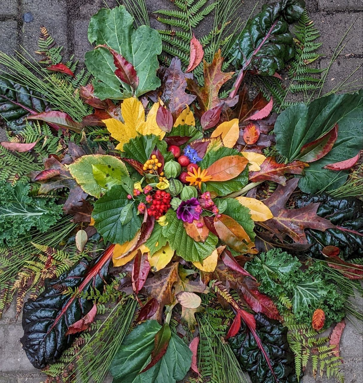 Mandala aus Blättern, Gemüse, Blüten und Früchten