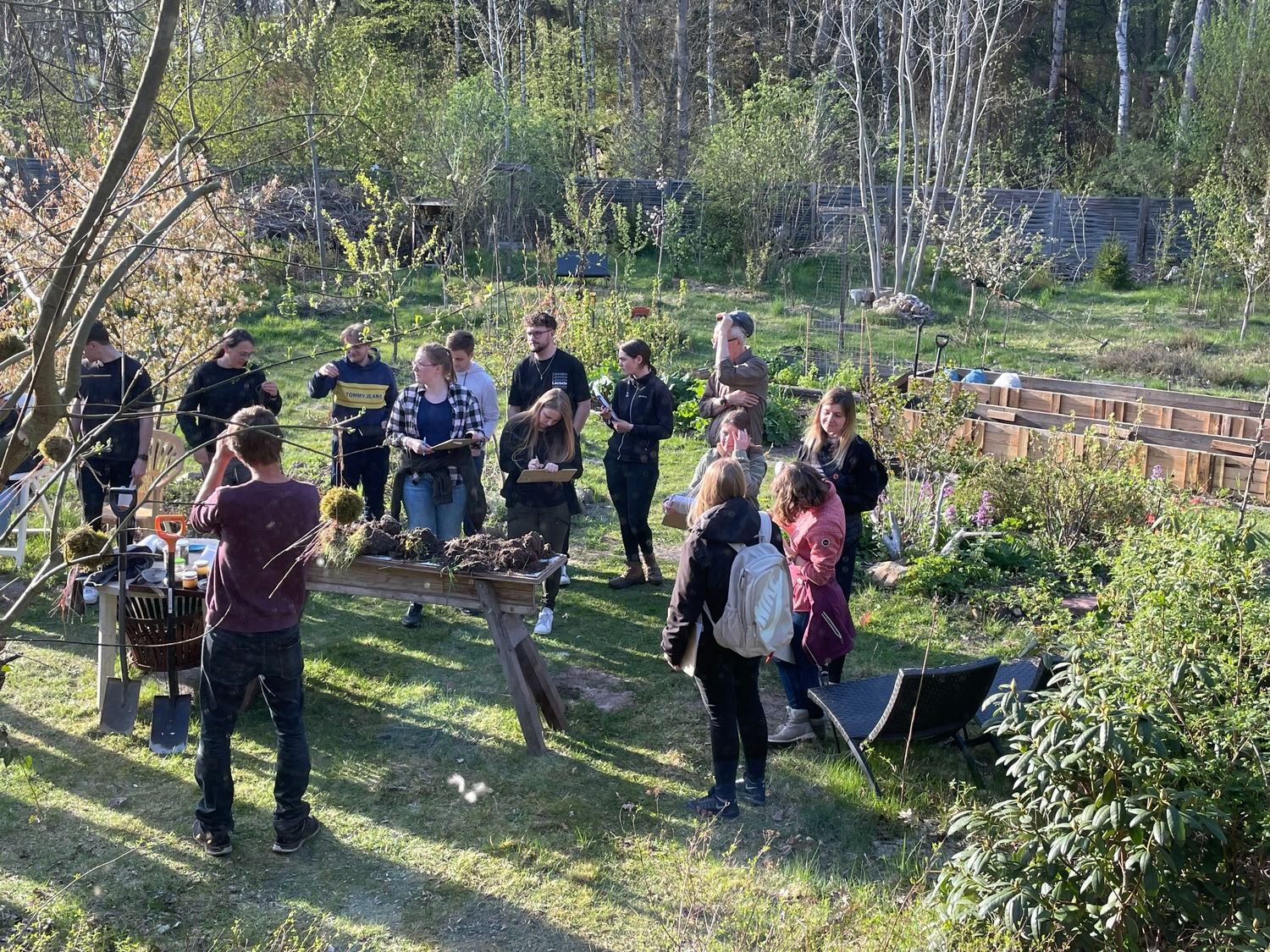 Workshopgruppe bei einer praktischen Veranstaltung im Waldgarten